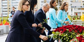 Участники Кубка Победы возложили цветы к стеле «Минск – город-герой»